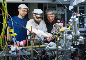 This image depicts Dr. Ren Reimann, Tobias Macha and Prof. Dr. Dieter Meschede from the Institute of Applied Physics of the University Bonn.
CREDIT: (c) Photo: Volker Lannert/Uni Bonn