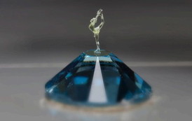 The new 3D printing set for the millimetre scale endows the tiny 3 mm figure skater with a gracethat literally permits her to dance on the crystal. Nanoscribe