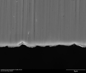 Surgical blades appear straight to the naked eye, but they actually have micrometer-scale fissures on their cutting edge. These fissures create a kind of "microcomb" that can be used to align carbon nanotubes.
CREDIT: Yuntian Zhu, North Carolina State University