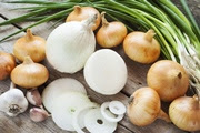 A new packaging material could neutralize the smell of onions, garlic and other popular but stinky foods. 
Credit: ChamilleWhite/iStock/Thinkstock 