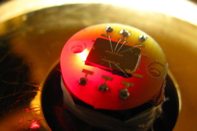 By encoding information in photons via their spin, photonic computers could be orders of magnitude faster and efficient than their current-day counterparts. Likewise, encoding information in the spin of electrons, rather than just their quantity, could make spintronic computers with similar advantages. University of Pennsylvania engineers and physicists have now discovered a property of silicon that combines aspects of all of these desirable qualities. In their experimental set-up, pictured here, they a silicon-based photonic device that is sensitive to the spin of the photons in a laser shined on one of its electrodes. Light that is polarized clockwise causes current to flow in one direction, while counter-clockwise polarized light makes it flow in the other direction.
CREDIT: University of Pennsylvania