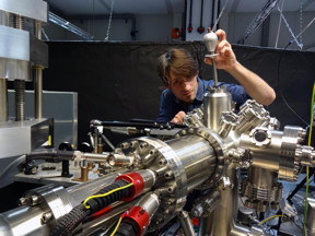 Martin Piecuch is adjusting the electron microscope to detect hot electrons.
CREDIT: University of Kaiserslautern
