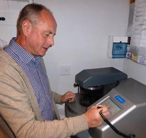 David McCarthy of DM Microscopes programs his Quorum Technologies Q150ES sputter and carbon coater