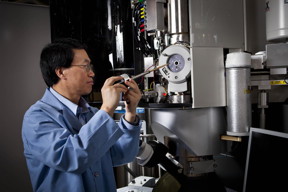 PNNL researcher Chongmin Wang and colleagues have developed the first step-by-step explanation of how a lithium-air battery forms bubbles, which expand the battery and create wear and tear that can cause it to fail. The research was aided by an environmental transmission electron microscope (shown here), which enabled the creation of a first-of-a-kind video that shows bubbles inflating and later deflating inside a nanobattery.
CREDIT
Pacific Northwest National Laboratory