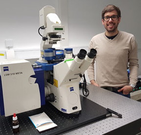 
Dr Henri Franquelim and the newest JPK NanoWizard ULTRA Speed AFM mounted on top of a Zeiss LSM 510 META confocal microscope.