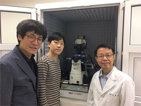 Professor Kyeong Kyu Kim with his graduate student, Mr Wanki Yoo, and lab manager, Dr Hyungchang Shin with their JPK NanoWizard ULTRA Speed AFM at SKKU in Korea.