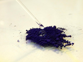 At room temperature the dye indigo is completely water-repellent. A droplet of water easily pearls off.

CREDIT
 TU Wien