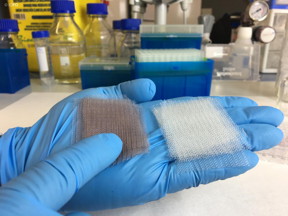 Image of the surgical implants, covered with gold nanoparticles (pile of meshes on the left) compared to the original surgical meshes previous to the treatment (pile of meshes on the right).

CREDIT
ICFO