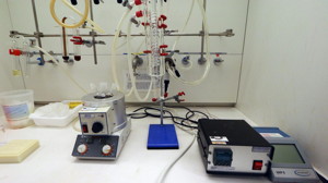 Tools of the trade: a three-necked flask (left) to cook up the solution that makes nanocubes, and a complex piping system that condenses the solution if it evaporates and controls the gas flow during the reaction.

CREDIT
Photo: Nancy Bazilchuk/NTNU