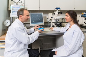 Prof. Oliver Lieleg and Ceren Kimna are conducting research on nanoparticles that release drugs precisely into the affected cells.

CREDIT
Uli Benz / TUM

