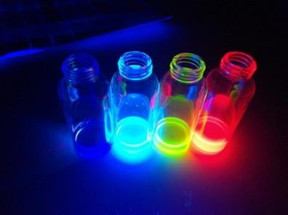 Nanomaterials of perovskite dispersed in hexane and irradiated by laser. Light emission by these materials is intense thanks to resistance to surface defects

CREDIT
Luiz Gustavo Bonato