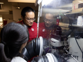 As Professor Xiaonan Shan observes, University of Houston graduate Guangxia Feng works on the operando reflection interference microscope (RIM) inside a “glove box” because the lithium-ion battery electrolyte is flammable.

CREDIT
University of Houston